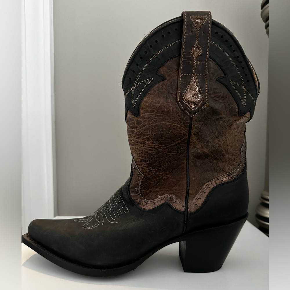 Authentic cowboy boots (size 8.5)